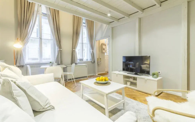 Vanilla Apartment