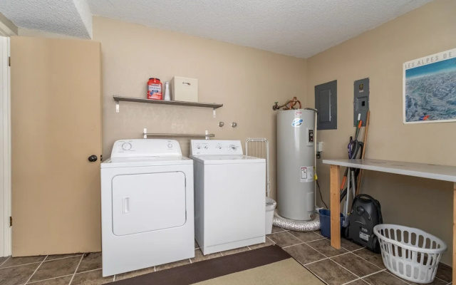 Maple Leaf Lodge 3 Bedroom Home by NW Comfy Cabins by RedAwning