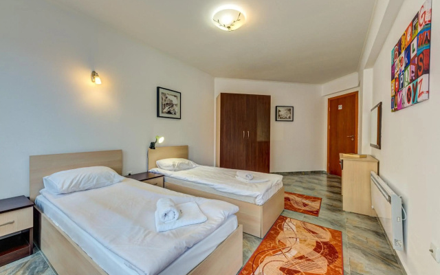 Bright and Spacious 2-BDR Apartment with Balcony
