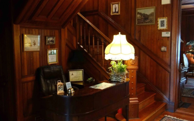 Engadine Inn & Cabins