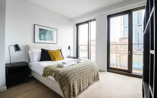 Stylish Studio Apartment With River Views in Londons Bustling Docklands