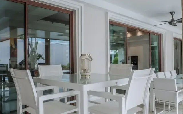 Luxury 3BR Villa 5 Private Pool, Gym & Jacuzzi
