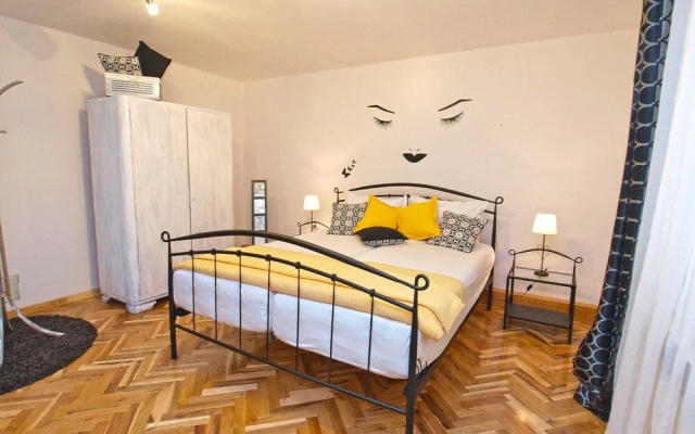 Apartment 772