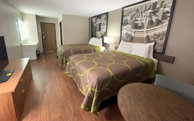 Super 8 by Wyndham Eureka/Six Flags Nearby
