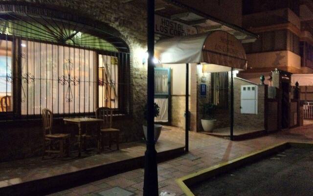Отель Hostal Los Corchos вид на фасад