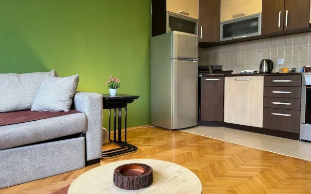 Yellow Moon Hostel&Apartment