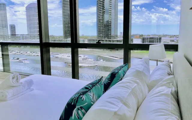 Brilliant Victoria Harbour Waterfront Apartment