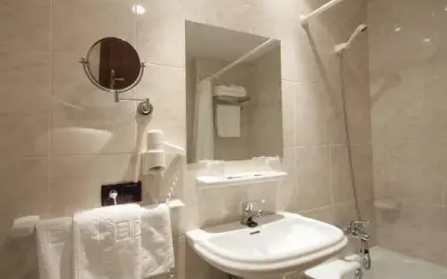 Y Apartamentos Arias