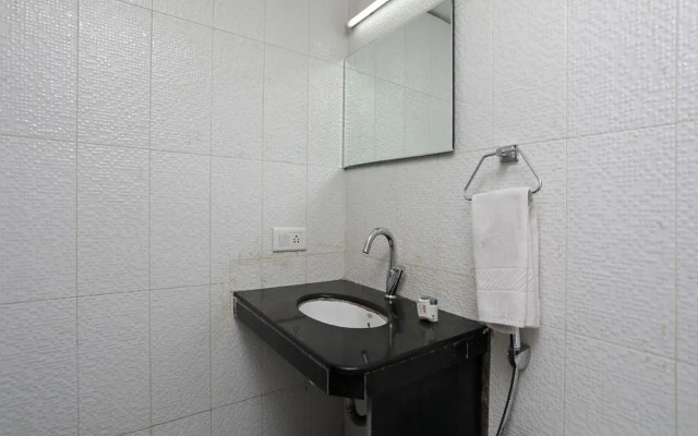 OYO 8717 Everest Inn Hotel