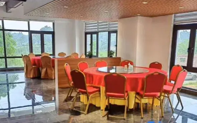 Four Seasons Hotel (Wuchuan Airport)
