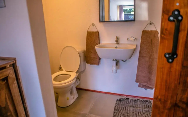 Peaceful 1-bedroom flatlet, 10 min from the beach