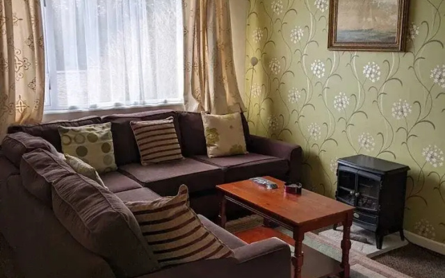 Cosy Cornish Chalet Near Coast