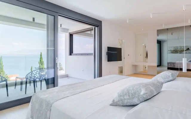 Luxury Villa Luna with Swimming Pool