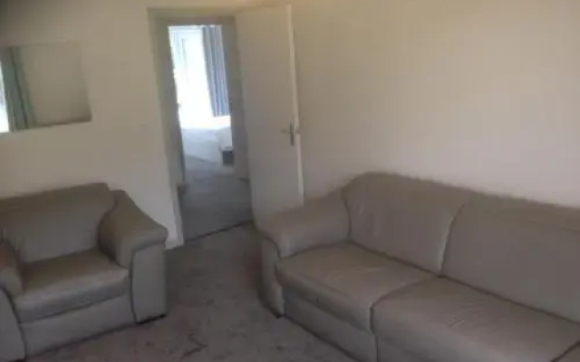 The Beeches 2 - Serviced Duplex Apartment