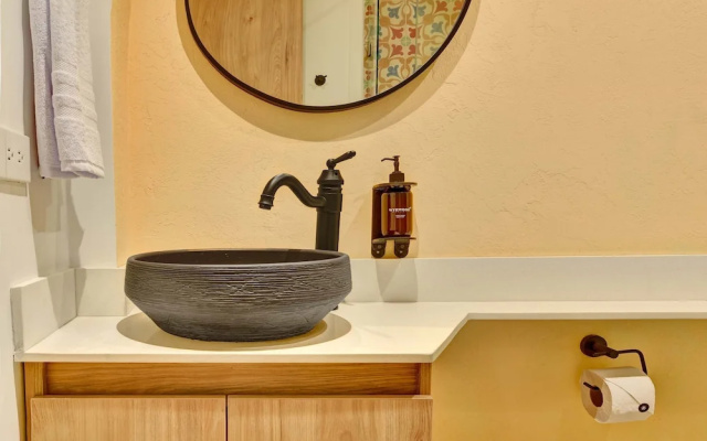 w Startling 2BR Apartment in Trendy Zona T