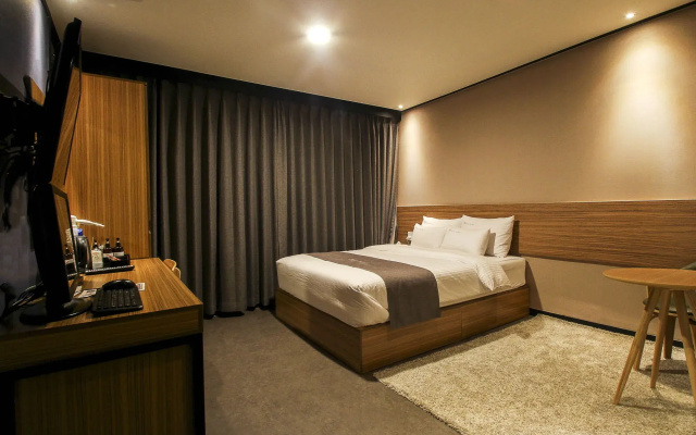 Hotel the May