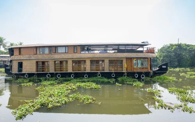 Oyo 24920 Indraprastha Royal Castle Sharing Houseboat