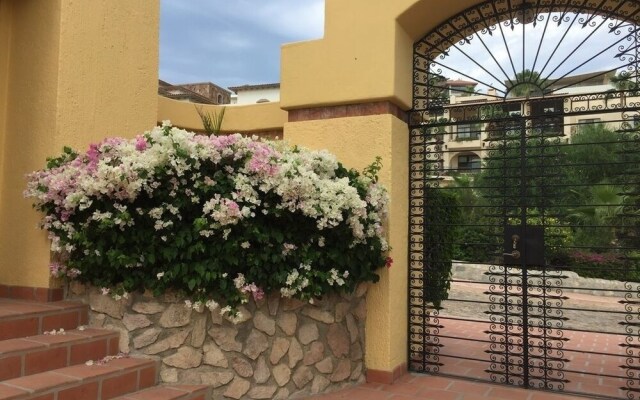 Отель Villa Stein 4 Bedrooms 4.5 Bathrooms Villa Педрегал вид на фасад
