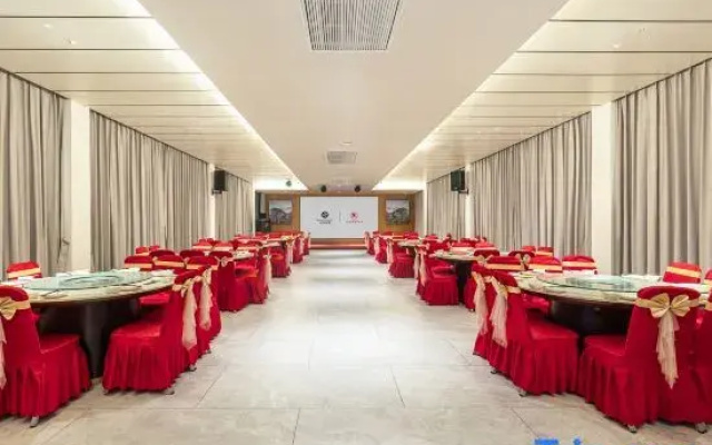 Jifeng International Hotel (Wanning High Speed Railway Station)
