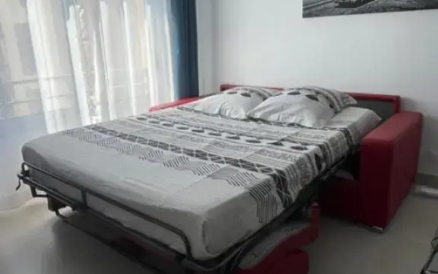 Beautiful Bright Apt At 3 Min Walk From The Beach