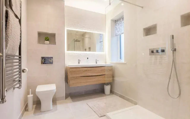 Stylish new Home With Parking - King Beds Garden