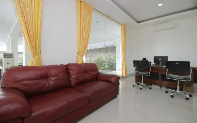 RedDoorz Premium Near Stasiun Lenteng Agung