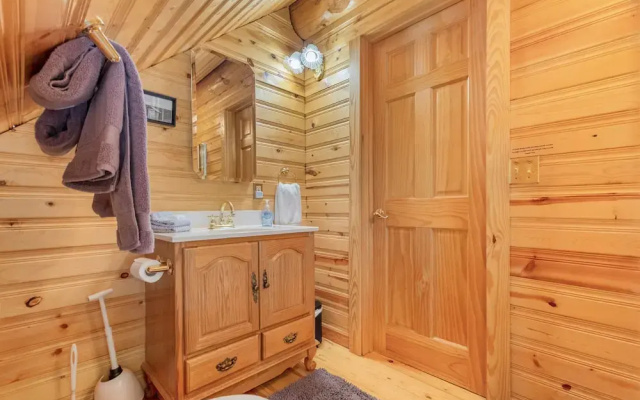 Soaring Pines Lodge 1 Bedroom Home by NW Comfy Cabins by RedAwning