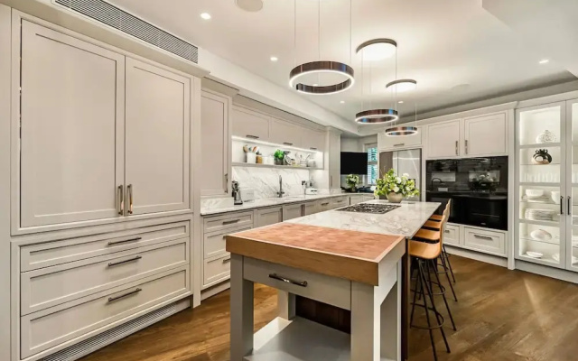 Luxury 3BR Mews Home w Courtyard AC Terrace