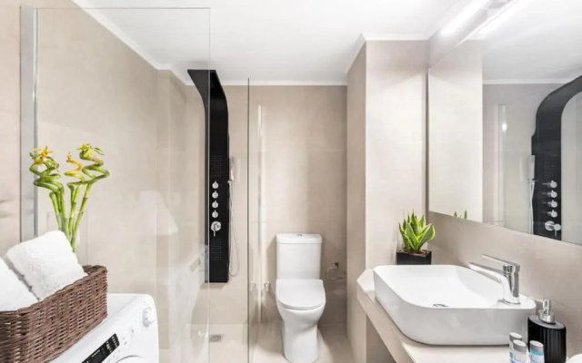 Stylish, 3-brdm Family Apartment near Acropolis!