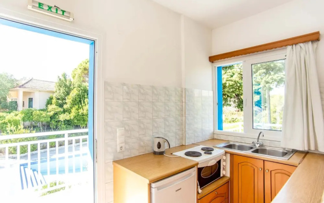 Bluewhite Studio - Mountain View by the Pool