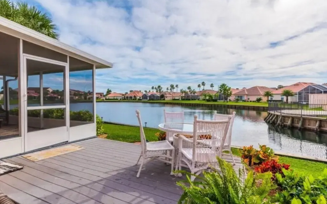 Waterfront vacation home in luxurious resort by Redawning