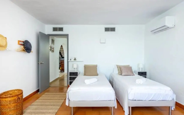 Villa - 4 Bedrooms with Pool, WiFi and Sea views - 107880