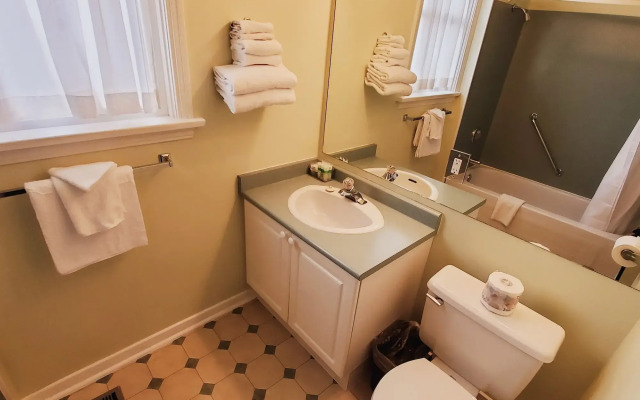 James Bay Inn Hotel & Suites