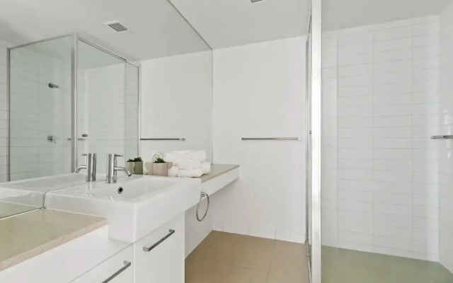 A 2BR Apt With Amazing Harbor Views, Free Parking