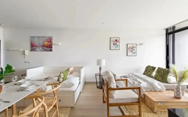 A Lux 2BR Apt Next to Melbourne Uni, Free Parking