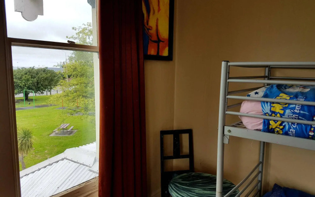 Chillawhile Backpackers Art Gallery - Hostel