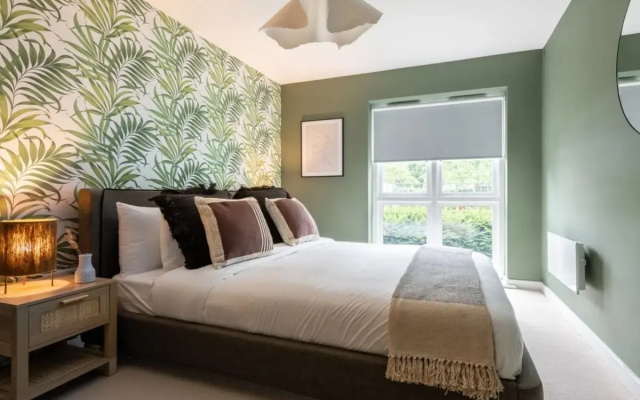 The Bow Mews - Modern & Bright 2BDR Apartment with Patio