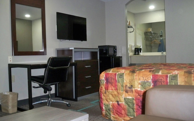 Econo Lodge Inn & Suites