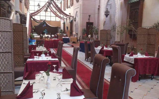 Royal Hotel & Suites