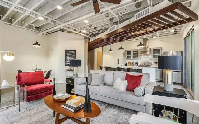 Penthouse 2br/2ba in Warehouse Dist. by Domio