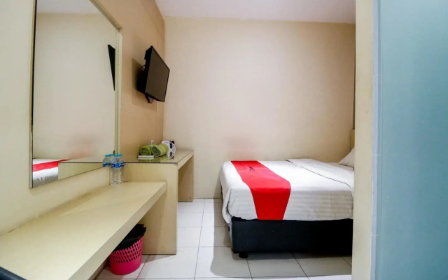 RedDoorz near Pasar Tarapung Siring Banjarmasin
