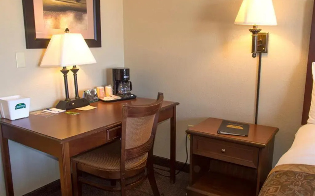 Greenlight Inn & Suites