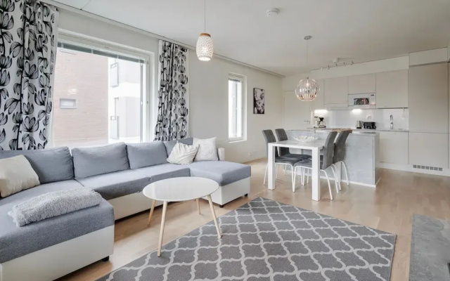 Spacious 2BR Apt - Lake View & Sauna