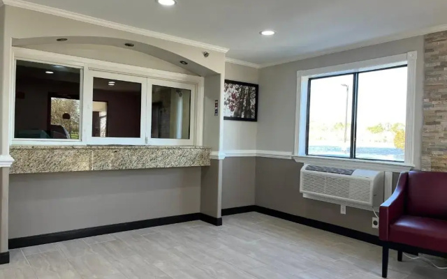 Super 8 By Wyndham Suffolk Tidewater