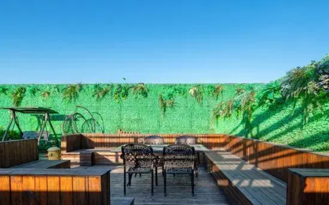 club theme hotel