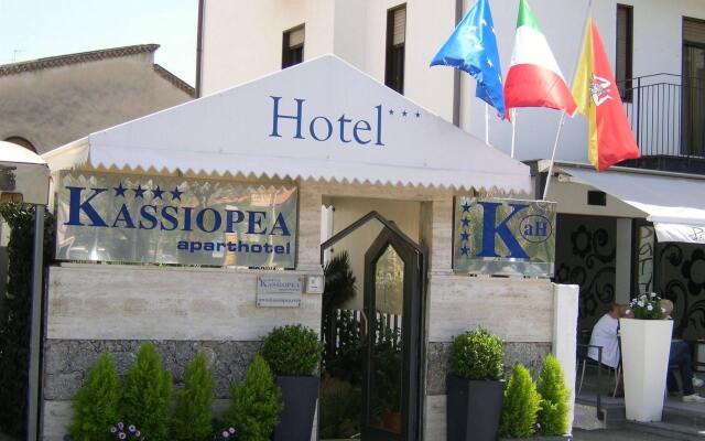 Отель Kassiopea Aparthotel Джардини Наксос вид на фасад