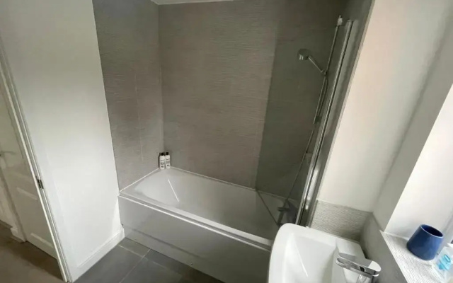 Large Spacious Room with Massive Bed and FREE WIFI