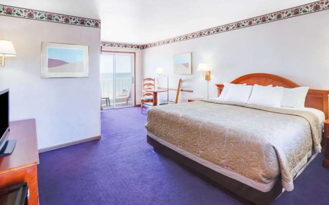 Super 8 by Wyndham Mackinaw City/Beachfront Area