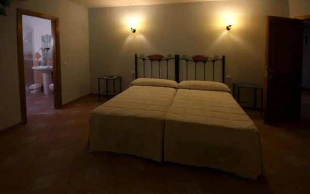 Hostal y Apartamentos Rurales la Bellosina