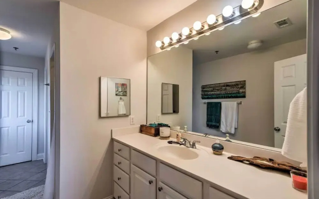 3rd-floor Riverfront Condo: Walk to Downtown Eats!